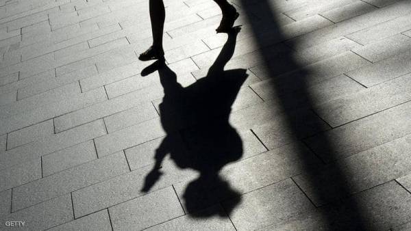 مقابل 3 دولارات.. رجل يبيع ابنته لـمغتصِب