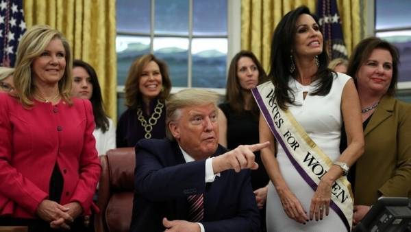 فضيحة جديدة لـ ترامب.. مذيعة بـفوكس نيوز: الرئيس طلب مني تبادل القبلات !!