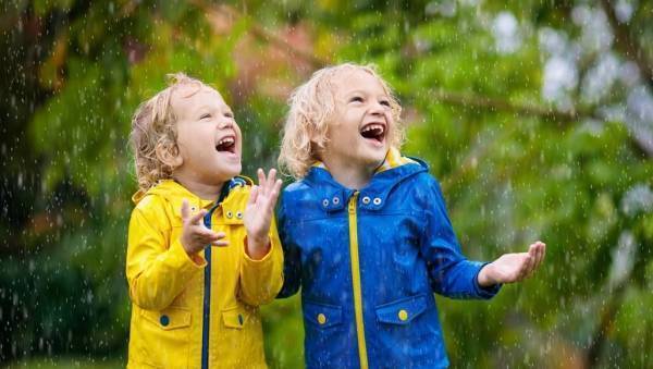 ما سر رائحته العطرة؟.. 5 فوائد للمشي تحت المطر