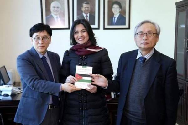 (الأردنية) تحصل على نسخة من كتاب باحثون في (ميونغ جي) الكورية يترجمون الدستور الأردني إلى اللغة الكورية