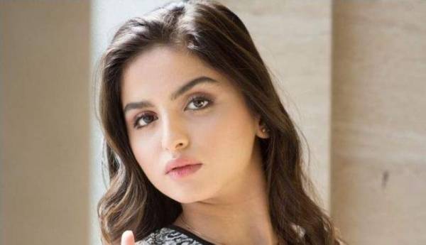 شاهد : حلا الترك تحرج أحد المعجبات .. والمتابعين : ” لازمها طبيب نفسي “