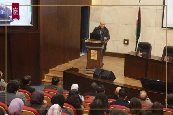 طلبة الصيدلة بجامعة البترا يعرضون مشاريع عن التداخلات الدوائية والأعشاب الطبية