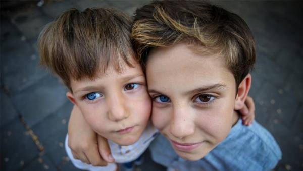 لكل منهما عين زرقاء وأخرى بنية.. شقيقان ملفتان في تركيا