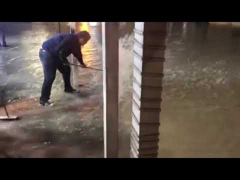 مياه الأمطار تداهم محال تجارية في منطقة الدوار السابع (فيديو)