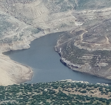 تغير مياه سد زرقاء ماعين إلى اللون الأسود