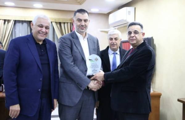 البطاينة يكرم موظفين بـ العمل والناطق الإعلامي السابق