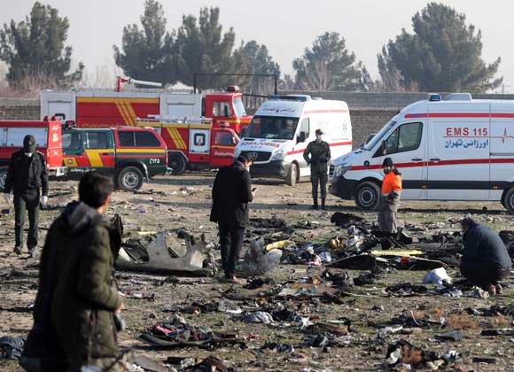 محققون في تحطم الطائرة الأوكرانية في إيران لا يستبعدون إصابتها بصاروخ روسي الصنع من طراز تور.