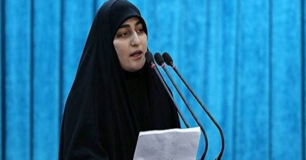 إبنة قاسم سليماني تخاطب المصلين وفي يدها السلاح