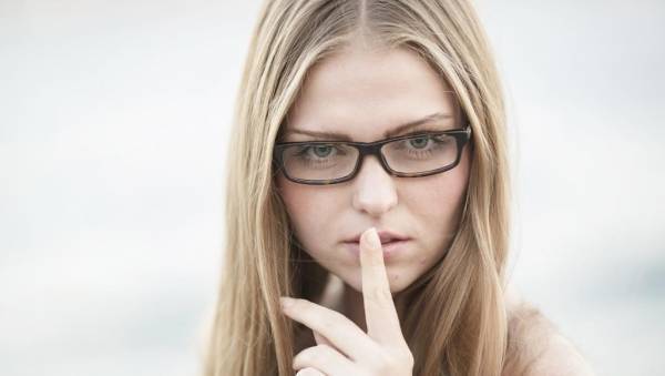 لماذا ينبغي التوقف عن مناداة النساء المشهورات بأسمائهن الشخصية؟