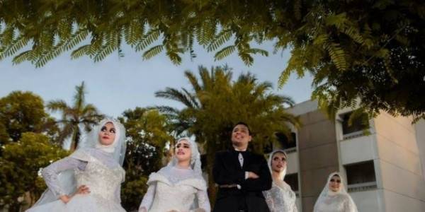 بالصور .. نفسها تشوفني عريس .. عُمر يُحقق حلم والدته بحفل زفاف من 4 فتيات