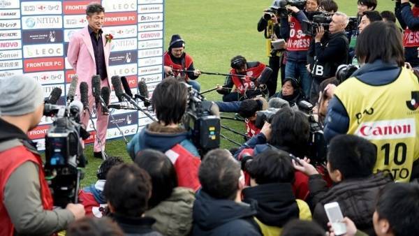 أقدم لاعب في تاريخ كرة القدم يمدد عقده مع فريقه لموسم إضافي