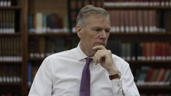 السلطات الإيرانية تطلق سراح السفير البريطاني