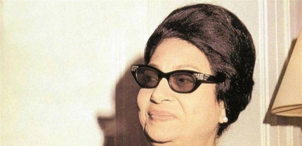 صورة نادرة لأم كلثوم ... هكذا بدا وجهها من دون نظاراتها السوداء