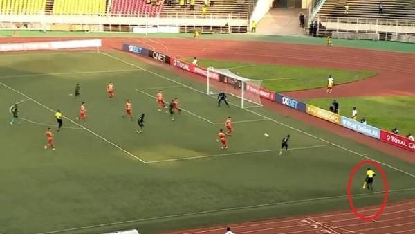 لقطة طريفة لمساعد الحكم في مباراة الترجي وفيتا كلوب