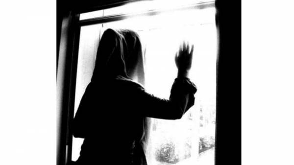 سيدة أعمال تعذب خادمتها بدافع الغيرة