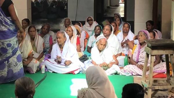 الأرامل بالمجتمع الهندوسي.. ممنوع الزواج والميراث وإطالة الشعر