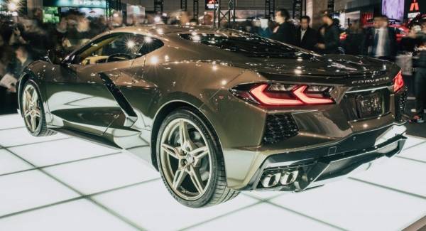 القبض على موظفين بجنرال موتورز لتسابقهما بسيارتي كورفيت (فيديو)