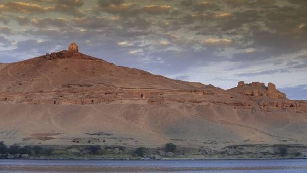 قبر لم يُمس في مصر يذهل عالم آثار في اكتشاف مفاجئ!