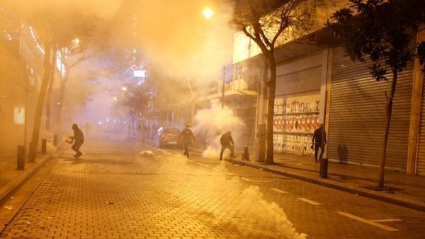 أعمال شغب وتحطيم واجهات المصارف في شارع الحمرا