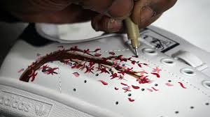 كيف يمكنك إعادة الحياة لأحذيتك القديمة بلمسة عصرية؟