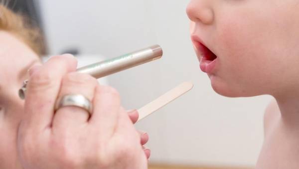 ‫متى ينبغي استئصال اللوزتين؟‬