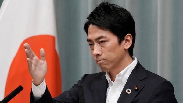 ليست حكرا على الأمهات.. وزير ياباني يحصل على إجازة أبوة لرعاية طفله