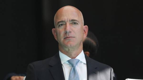 أغنى رجل في العالم تبرع لضحايا حرائق أستراليا.. كم دفع؟