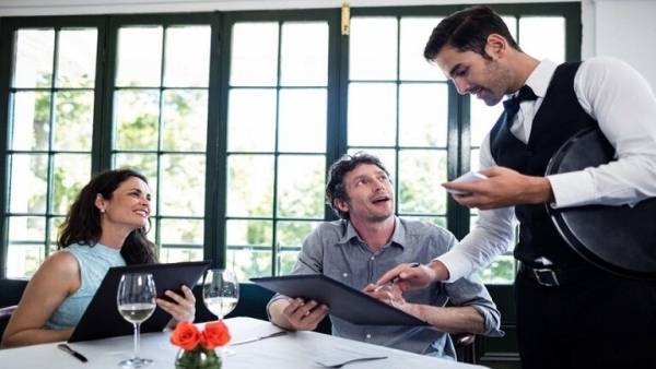 مطعم أمريكي يغرّم الزبائن المتطفلين مقابل أسئلتهم الغبية! (صور)