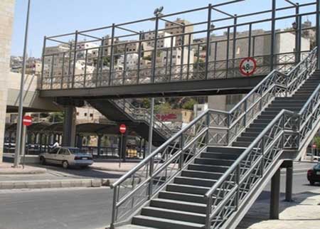 ازالة جسر مشاة حديدي في شارع الأردن