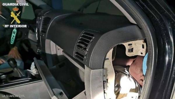 طفل في أغرب مكان بالسيارة.. ماذا يفعل وكيف وصل إلى هنا؟