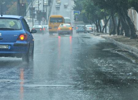 إدارة السير تحذر السائقين خلال الأمطار الغزيرة
