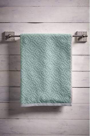 هذا ما يحدث عندما تتشاركون في استخدام «المناشف»