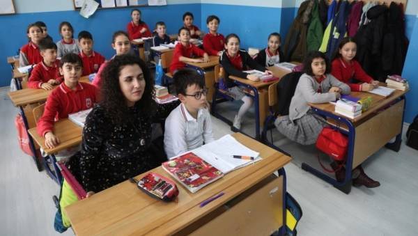 رغم إعاقتها البصرية.. زينب تضيء حياة طلابها