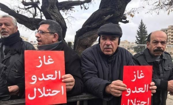 وقفة احتجاجية أمام النواب للمطالبة بإسقاط غاز الاحتلال