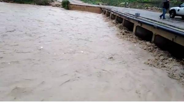 ارتفاع منسوب المياه يغلق طريق وادي سوف