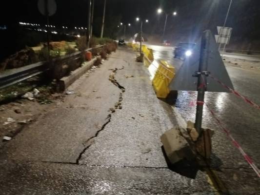 بالصور .. انهيار جزئي على طريق عمّان جرش