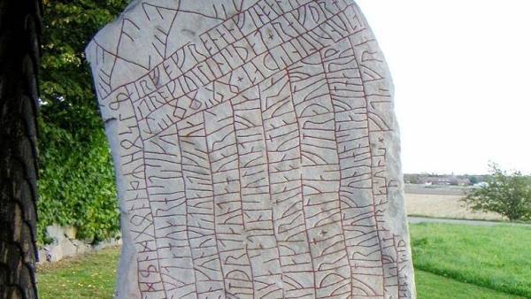 فك الشيفرة السرية لحجر الفايكينغ بعد 1200 عام يكشف عن نبوءة مشؤومة .. (تفاصيل)