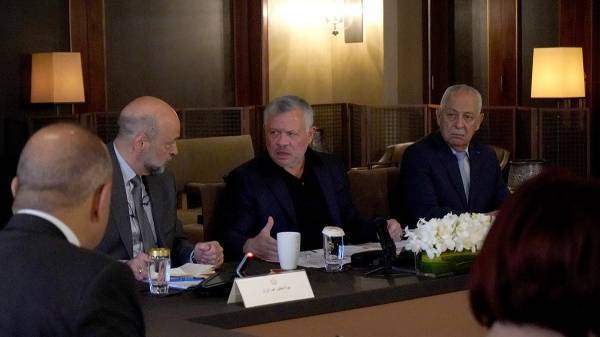 الملك يحضر جانبا من اجتماع مع ممثلين عن القطاع السياحي