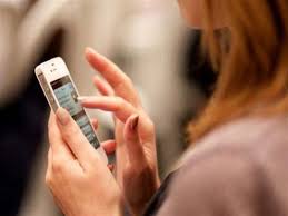 الإفتاء المصرية: لا يجوز للمرأة التجسس على هاتف زوجها