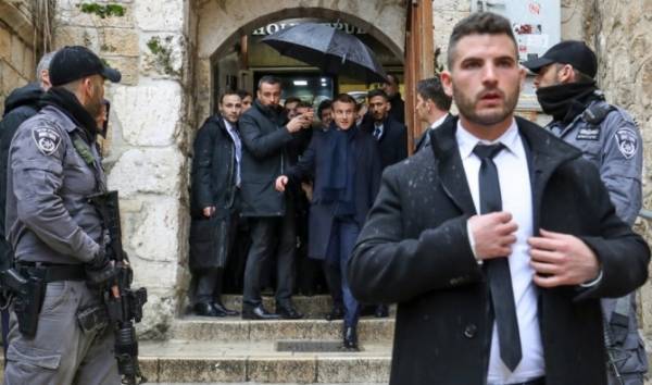 مشادة بين الرئيس الفرنسي إيمانويل ماكرون وعناصر من شرطة الاحتلال ( فيديو )