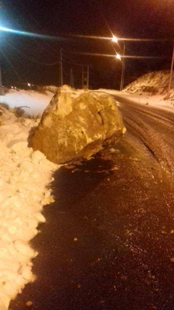 انهيارات صخرية على طريق ضانا بالطفيلة جراء الثلوج (صور)