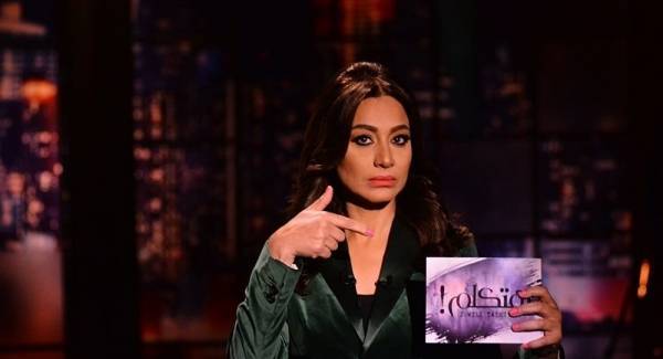 مذيعة مصرية تهدد لاعب مصري على الهواء بـصورة... فيديو