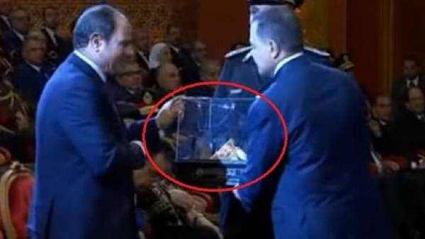 وزير الداخلية المصري يقدم هدية ذهبية للسيسي (شاهد الفيديو)