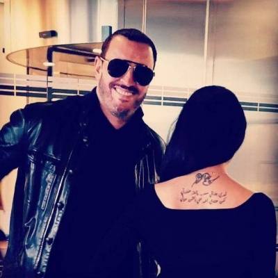 شاهدوا. بالفيديو. جنون معجبةٌ كاظم الساهر توشم كلمات أغنيته على ظهرها