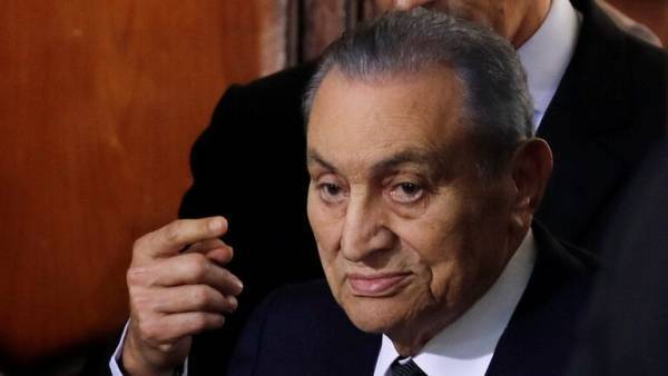 علاء مبارك يكشف حقيقة اجراء والده حسني مبارك عملية جراحية