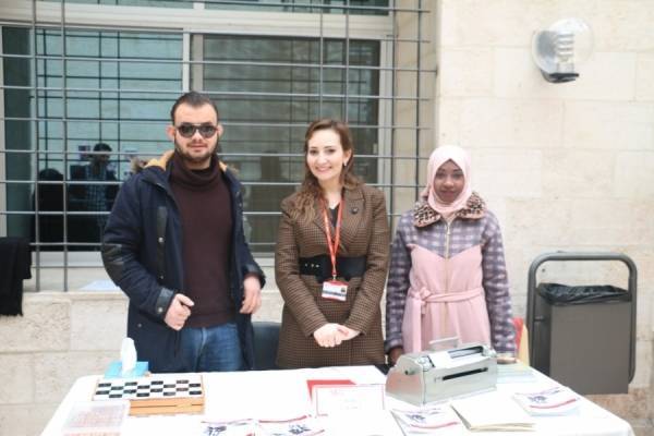 طلبة إعلام جامعة الشرق الأوسط ينفذون حملة وميض حول التعامل مع ذوي الإعاقة البصرية