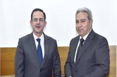 وزير لبناني يصل اجتماع مجلس الوزراء بسيارة أجرة.. بماذا علق راغب علامة؟