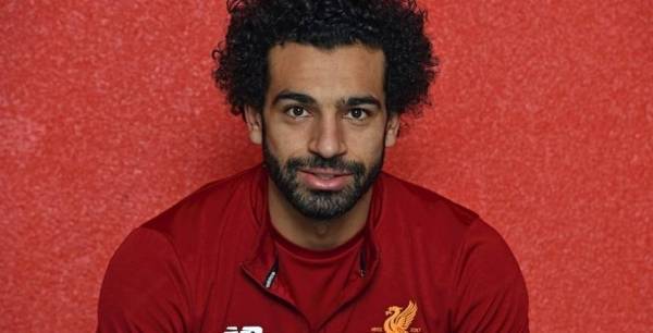 “أنا مو صلاح”.. شاهدوا محمد صلاح يستنسخ شبيها له في لندن