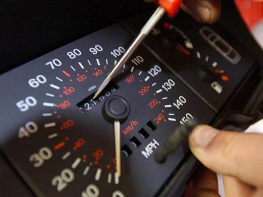 تعرف على كيفية كشف التلاعب في عداد الكيلومترات بالسيارة المستعملة