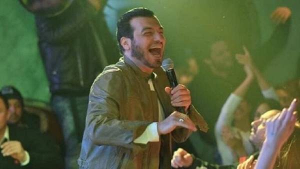 إيهاب توفيق يتعرض لانتقادات بأول ظهوره له بعد 15 يوم على وفاة والده